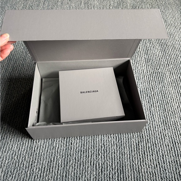 Balenciaga Boxes - Picture 4 of 5
